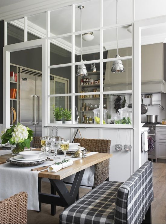 Cloison en verre à l'intérieur de la cuisine-salle à manger