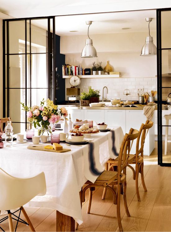 Glass partition in the interior of the kitchen-dining room