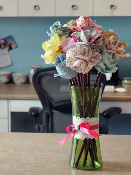 Fleurs en tissu dans un vase