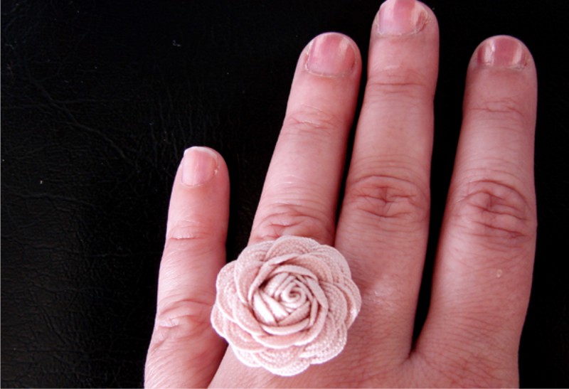 Ribbon-Wave Flower Ring