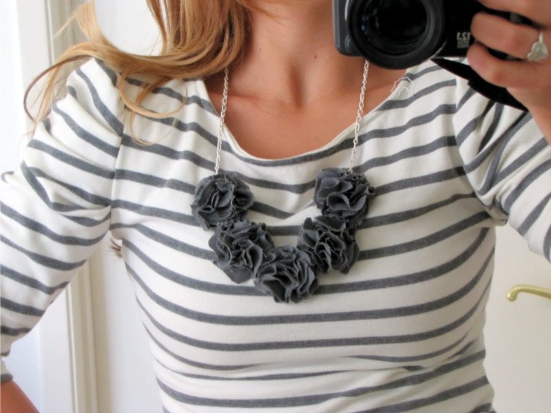 Collier avec fleurs en tissu