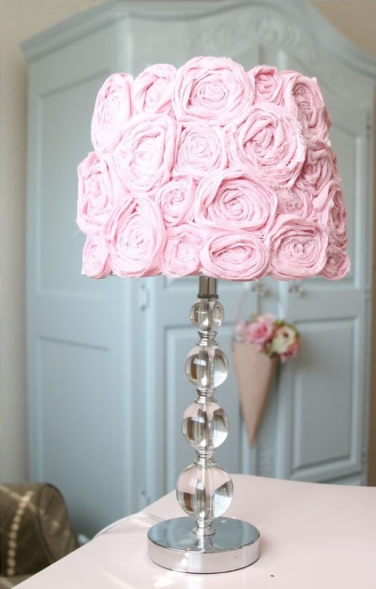 Lampe avec abat-jour avec des roses en tissu