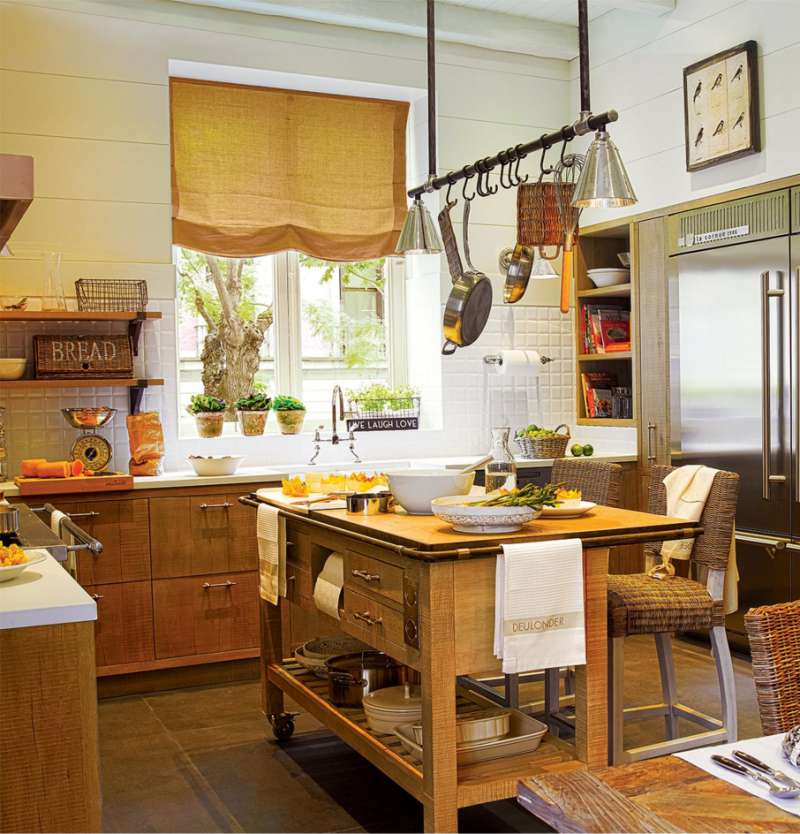 Île à l'intérieur d'une cuisine de maison de campagne