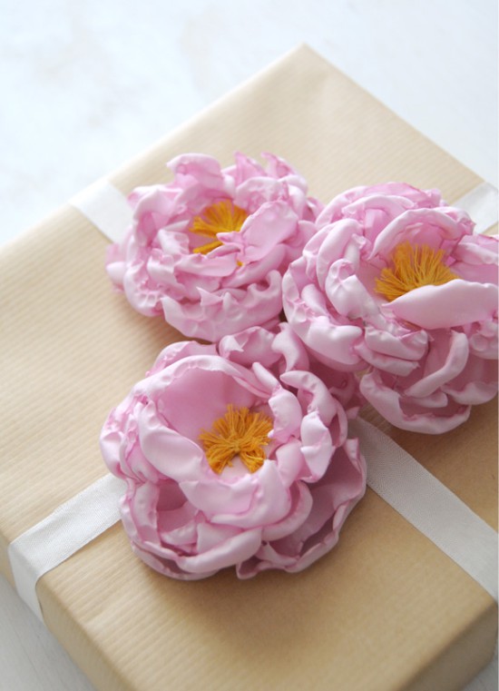 Pivoines en tissu sur emballage cadeau