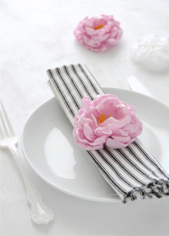 Pivoines en tissu dans un décor de table de fête