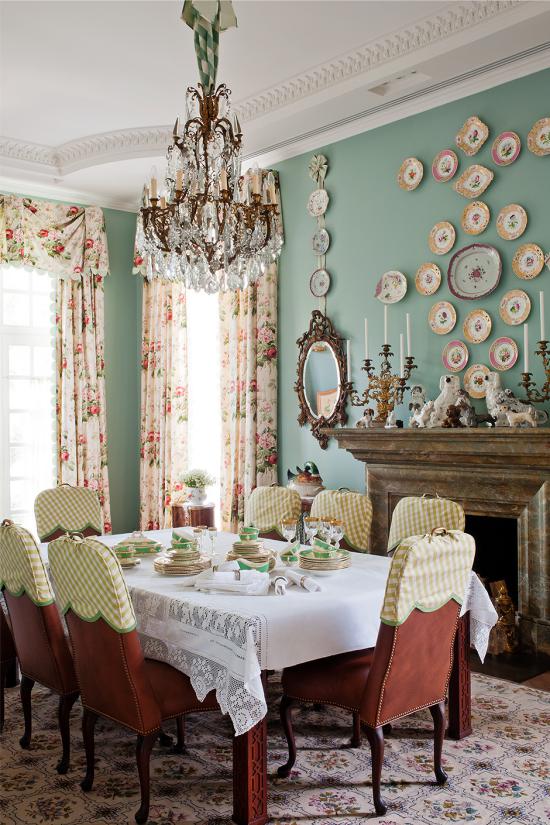 Dining room in the estate in the Russian style