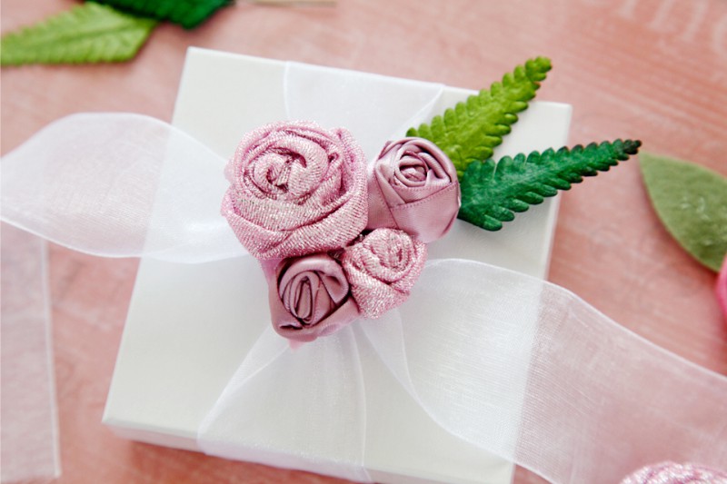 Gift wrapping with roses and ribbons