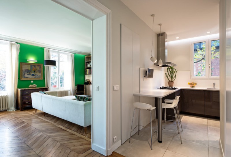 Bar counter in the kitchen combined with the hallway