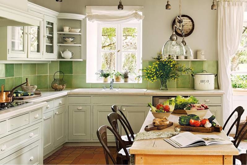 The apron of ceramic tiles in the kitchen in the style of Provence