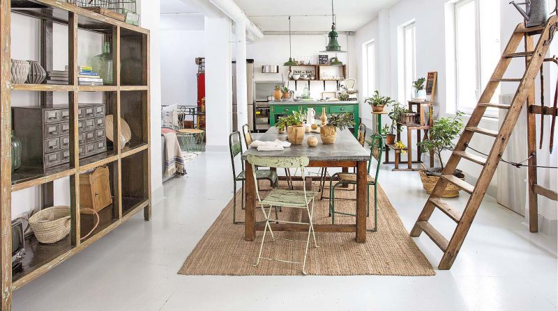 Tapis de sisal à l'intérieur de la cuisine-salle à manger dans un style écologique