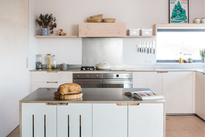 Dapur dengan fasad papan lapis di pedalaman