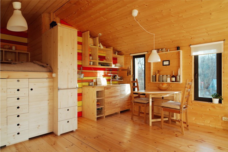 Cuisine combinée avec un couloir dans une maison de campagne moderne