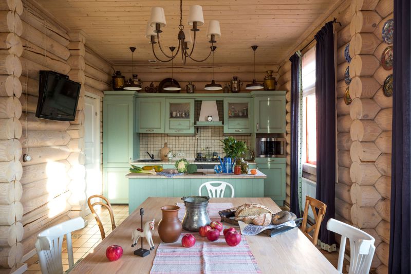 Cuisine-salle à manger avec une île