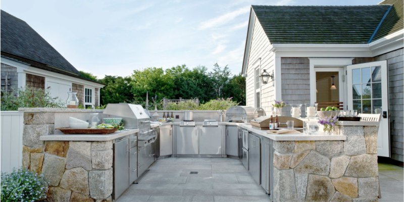 U-shaped summer kitchen