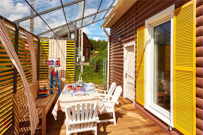 Mobilier de jardin dans la salle à manger de la cuisine d'été