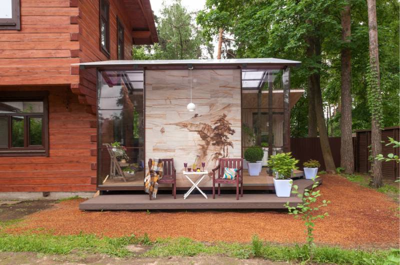 Terrasterras met zomerkeuken