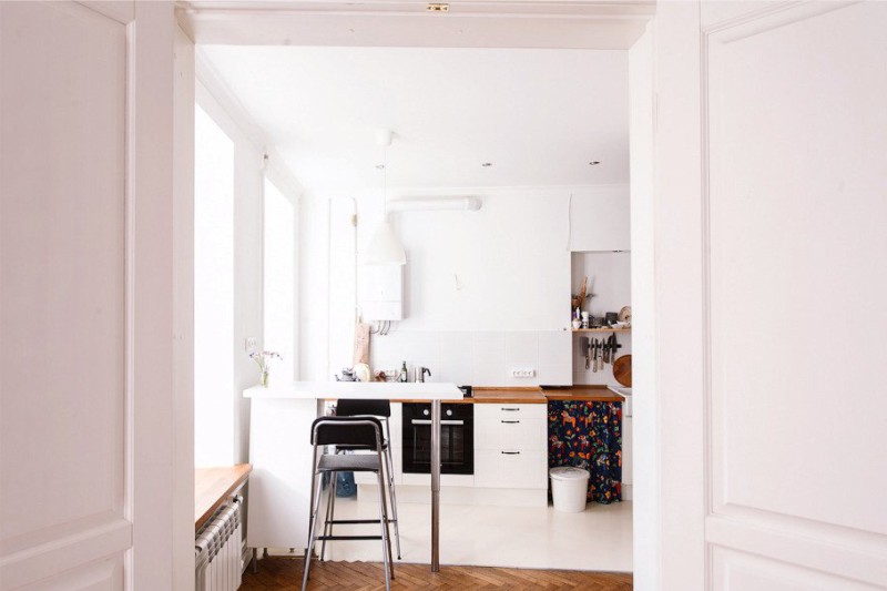 Geyser à l'intérieur de la cuisine avec des murs blancs