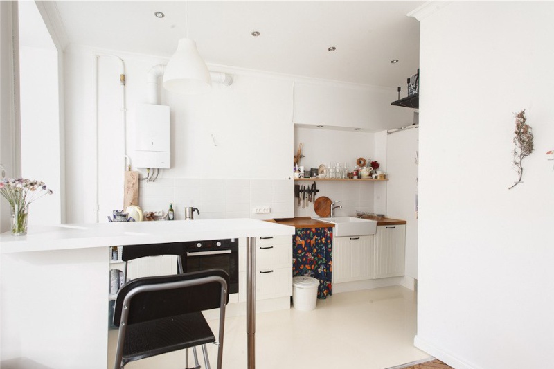 Geyser à l'intérieur de la cuisine avec des murs blancs