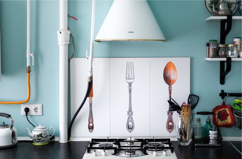 Intérieur de cuisine avec cuisinière à gaz de style campagnard