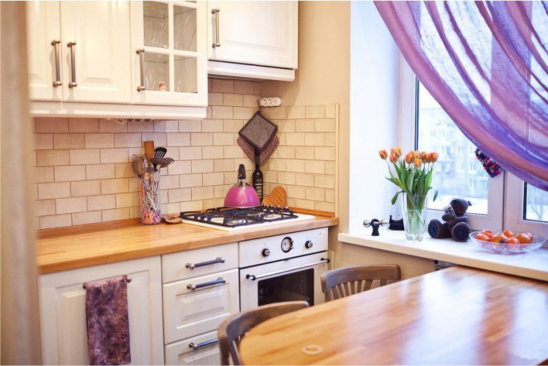 Kitchen in Khrushchev, increased by the bathroom, bathroom and living room