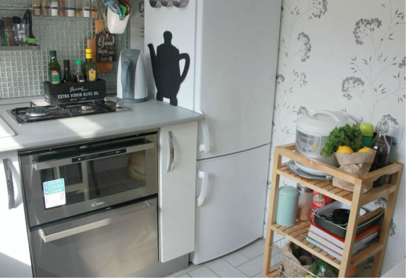 Kitchen with mobile shelf