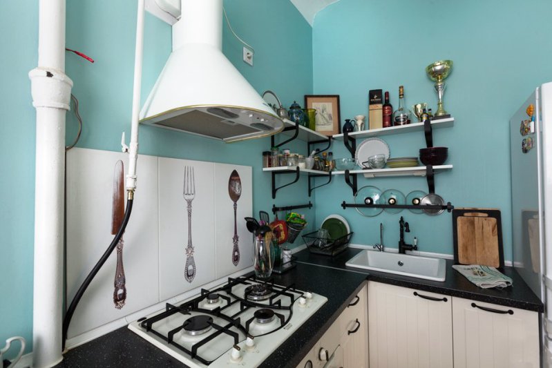 Corner kitchen with open shelves