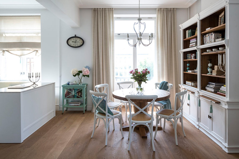 Intérieur de la cuisine-salon à Stalinka