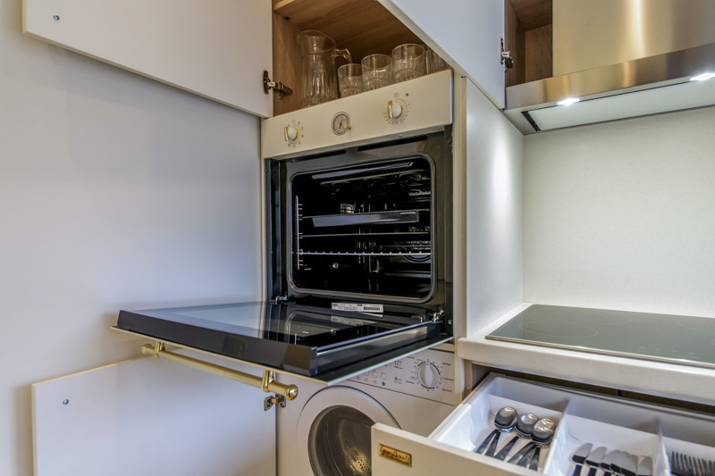 Kitchen set with integrated washing machine