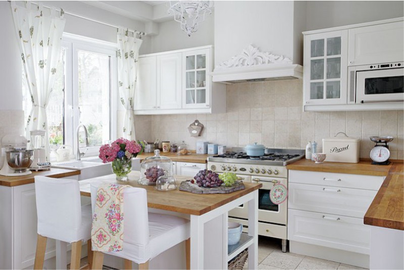 Short curtains in the kitchen in the style of Provence