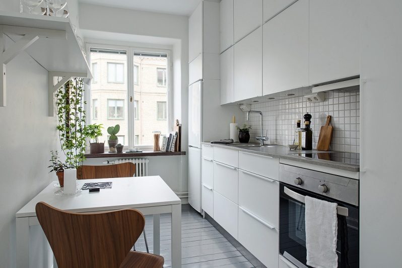 Small-format tiles in the decoration of the apron of a modern kitchen