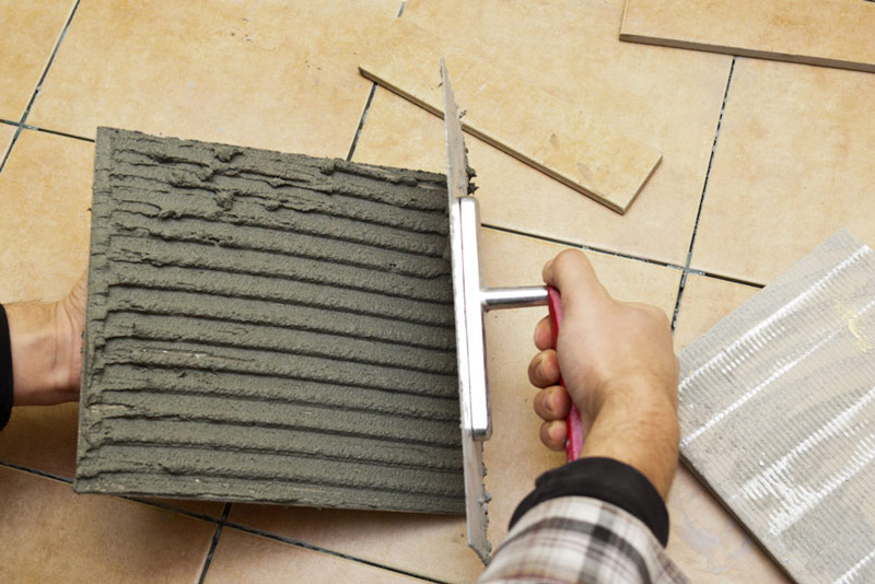 Applying glue to the tile