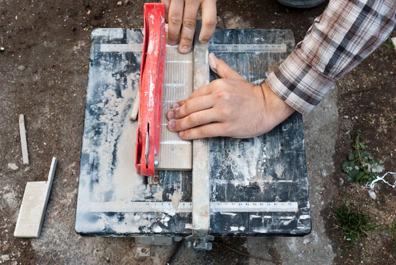 Cutting tiles on the machine