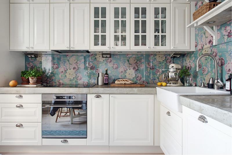 Behang met bloemen in het interieur van de keuken