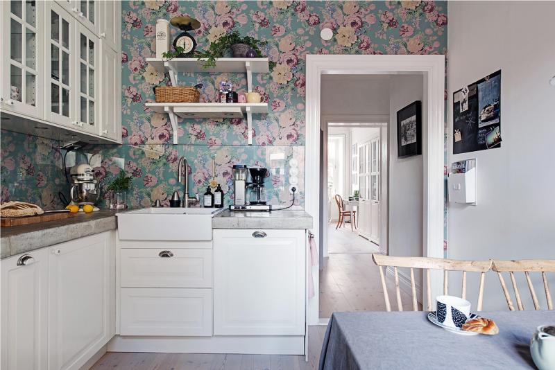 Wallpaper with flowers in the interior of the kitchen