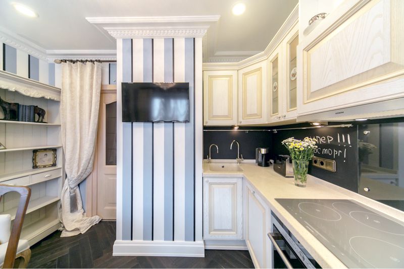 Striped wallpaper in the interior of the kitchen