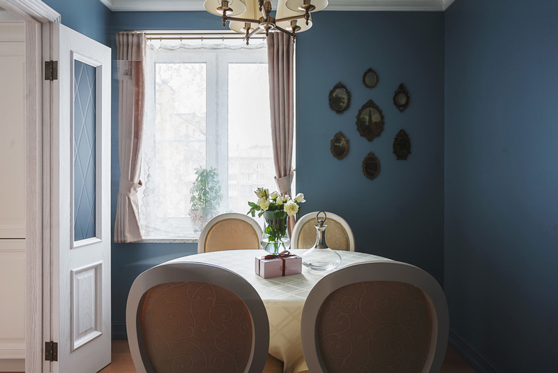 Blue walls in the interior of a classic kitchen