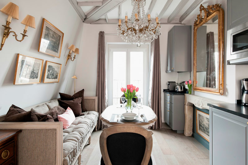 Large mirror in the interior of the kitchen