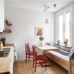 Chaises rouges à l'intérieur de la cuisine avec plateau en bois