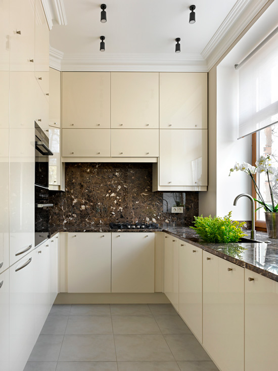 Cuisine avec lavabo dans le rebord de la fenêtre