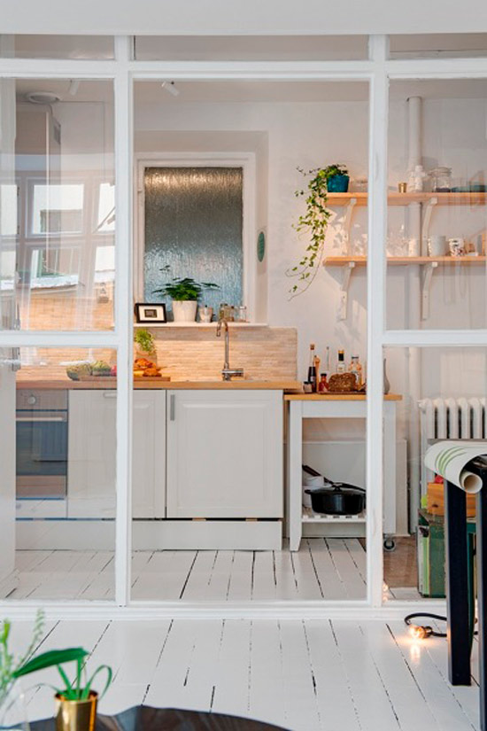 Glass partition in the kitchen niche