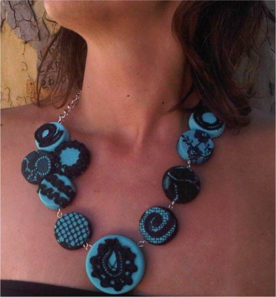 Collier de bouchons de bouteilles en plastique