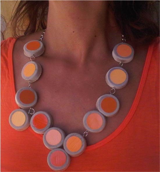 Collier de bouchons de bouteilles en plastique