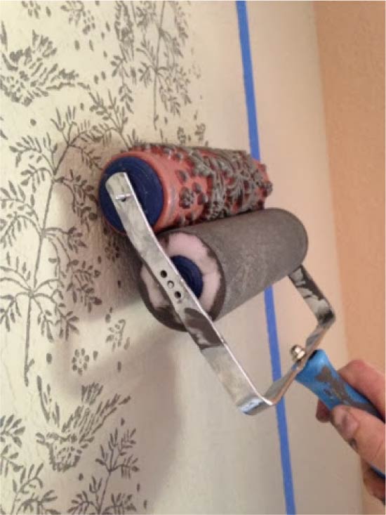 Drawings on the wall with a roller stamp