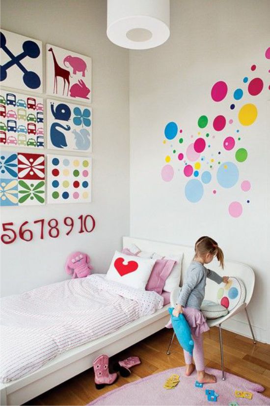 Peindre les murs dans la chambre des enfants