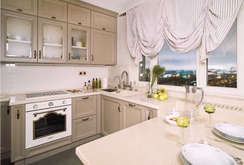 Kitchen with built-in window sill