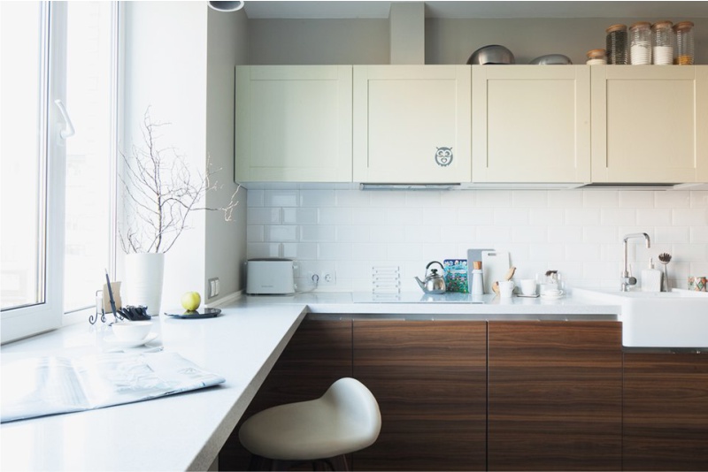 Direct kitchen with window sill-bar counter