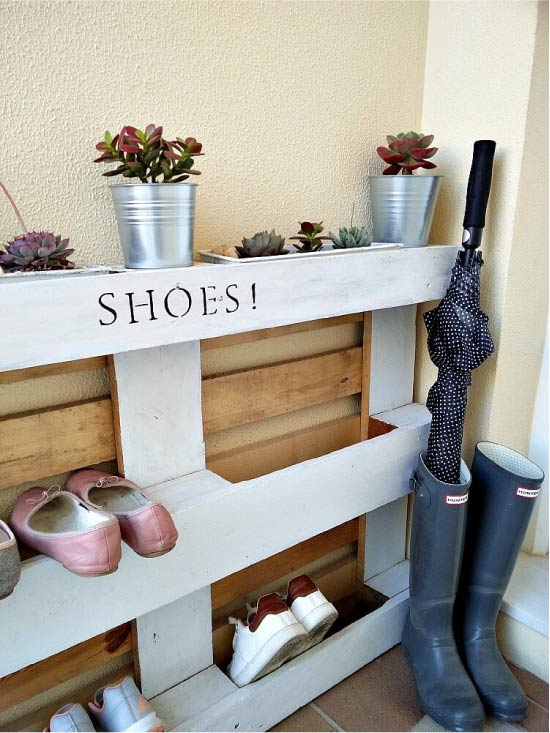 Shoe shelf from pallets