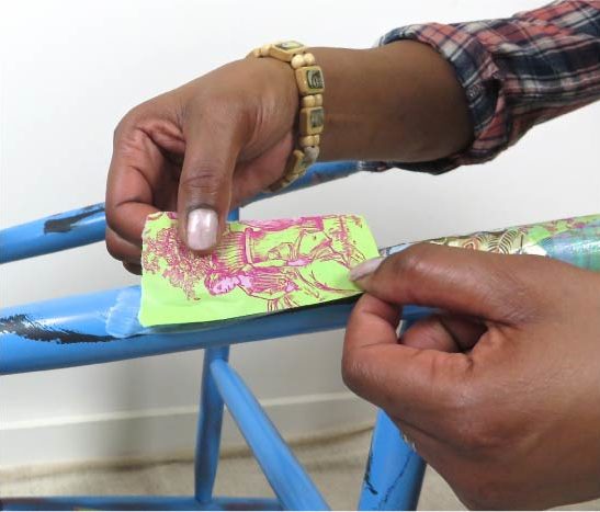 Decoupage penuh kerusi dengan kepingan kecil kertas