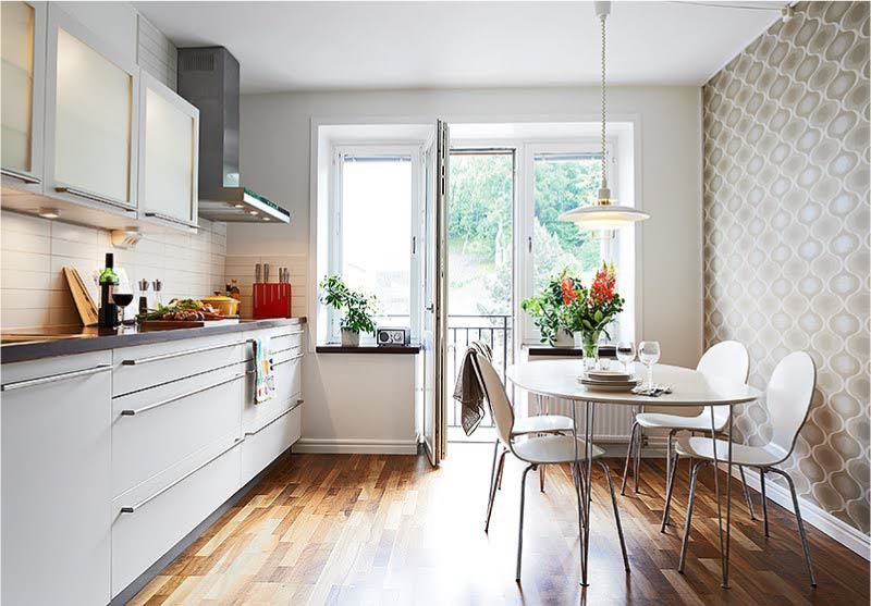 Fenêtre avec porte balcon dans la cuisine