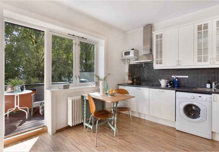 Window with balcony door in the kitchen